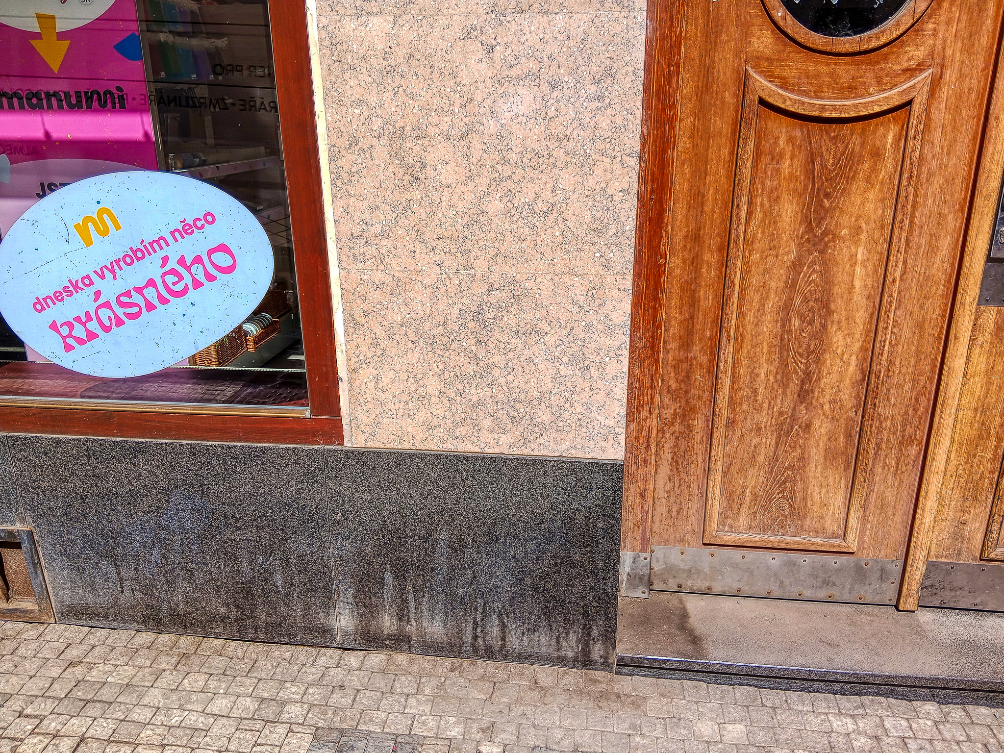 Znečištěná fasáda před čištěním Praha Holešovice