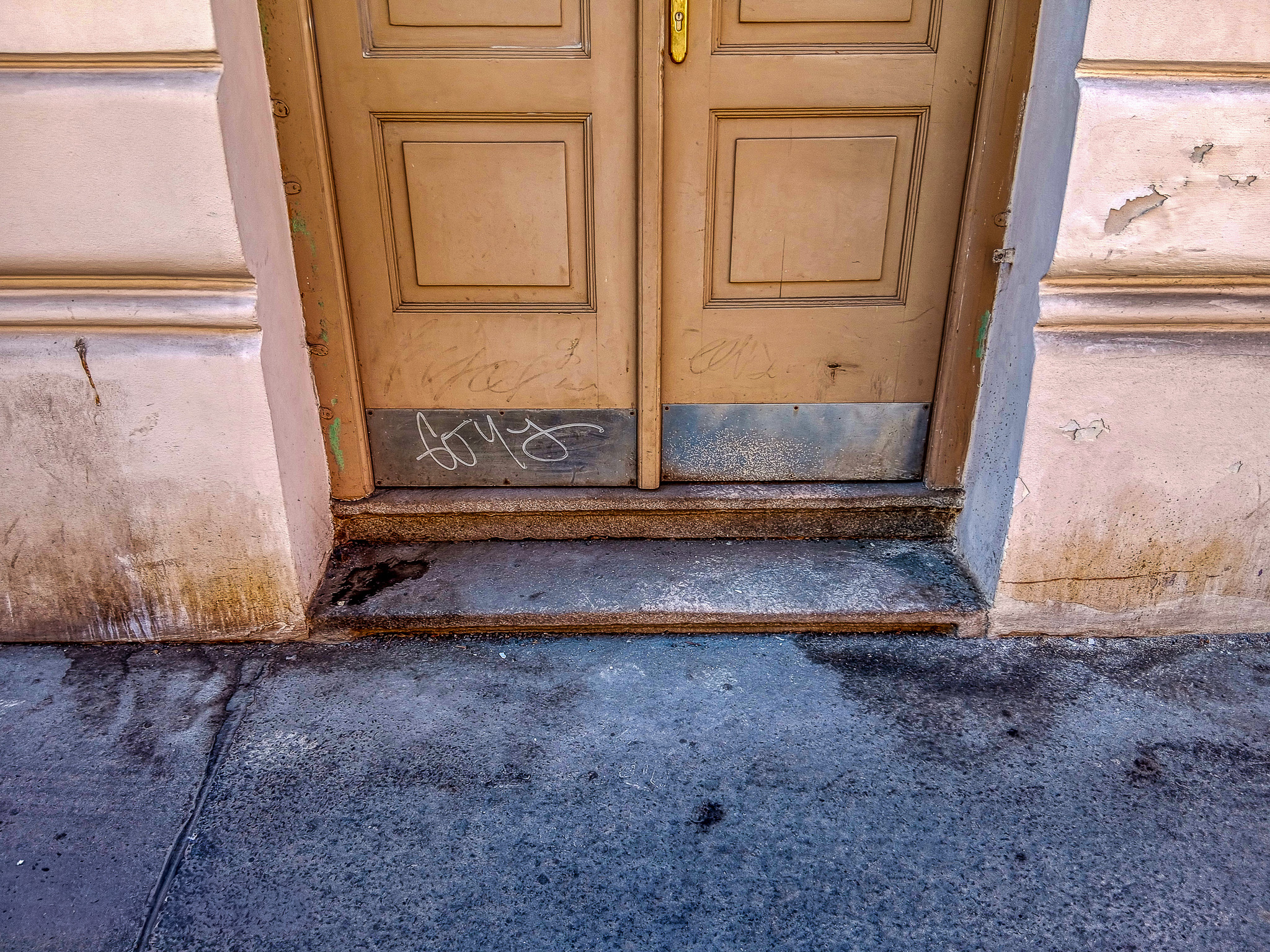 Znečištěný vchod před čištěním Praha Holešovice